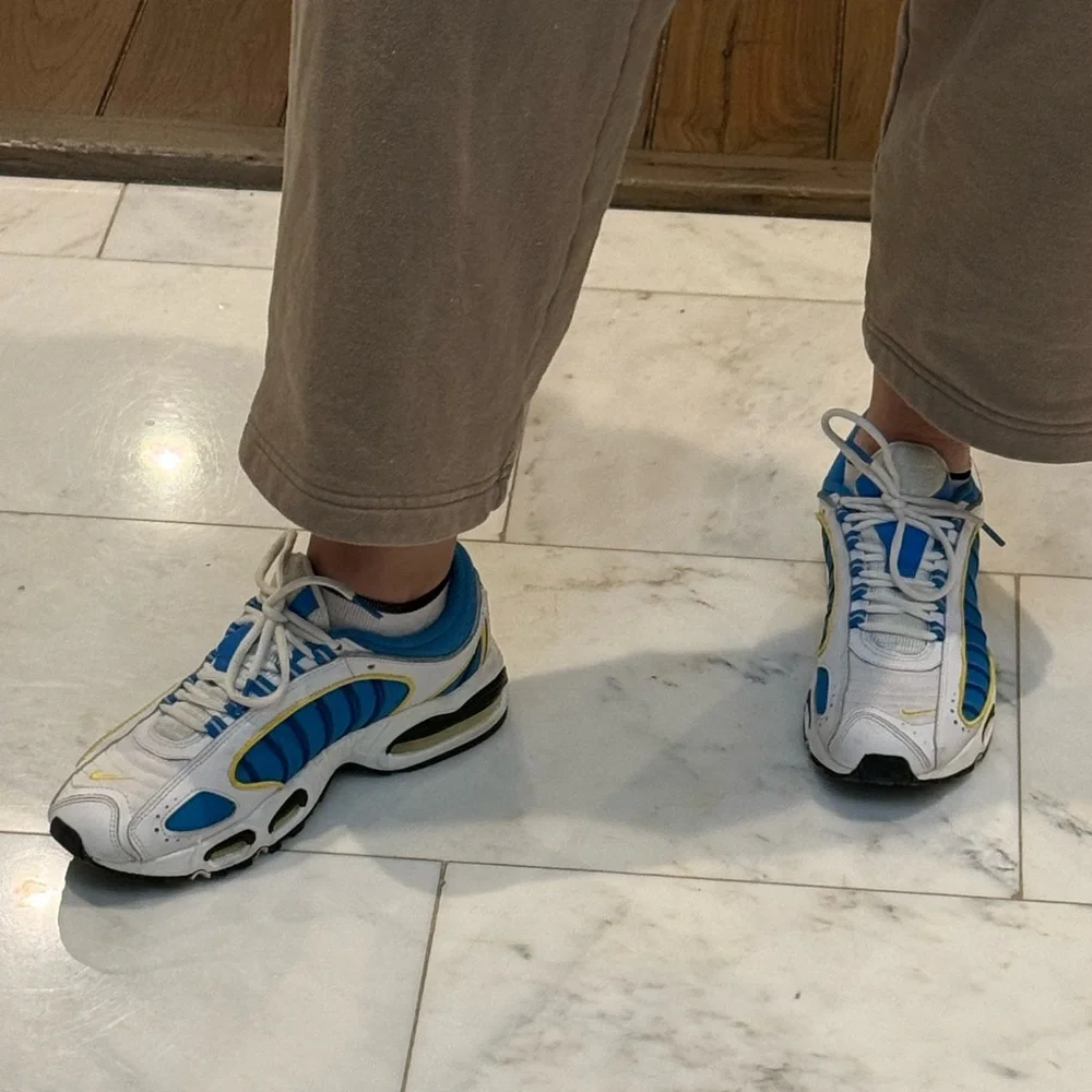 Nike AirMax TailWind 4 Size 8 Men’s and 9.5 Women’s